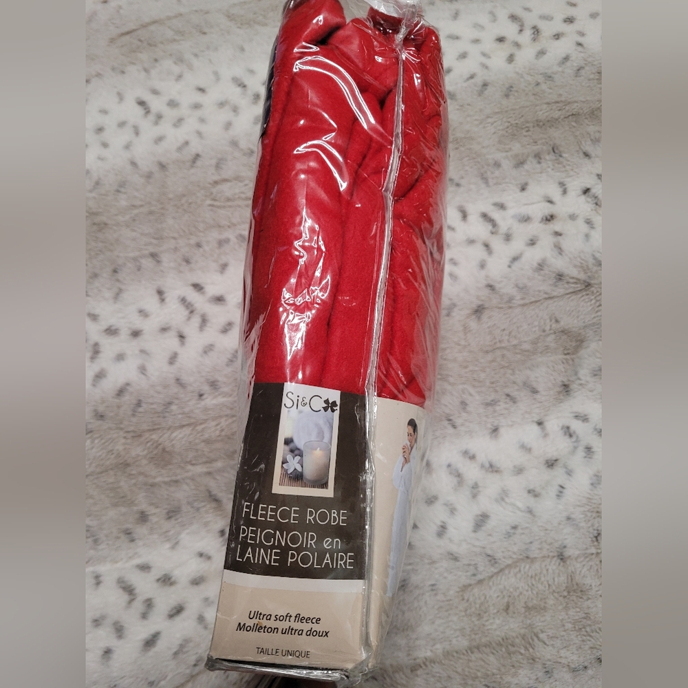 NWT Red Robe - Picture 4 of 8